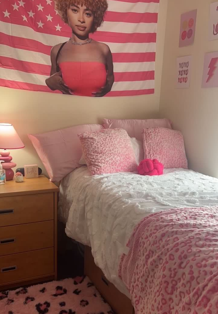 Bed and walls decorated in shades of pink and white