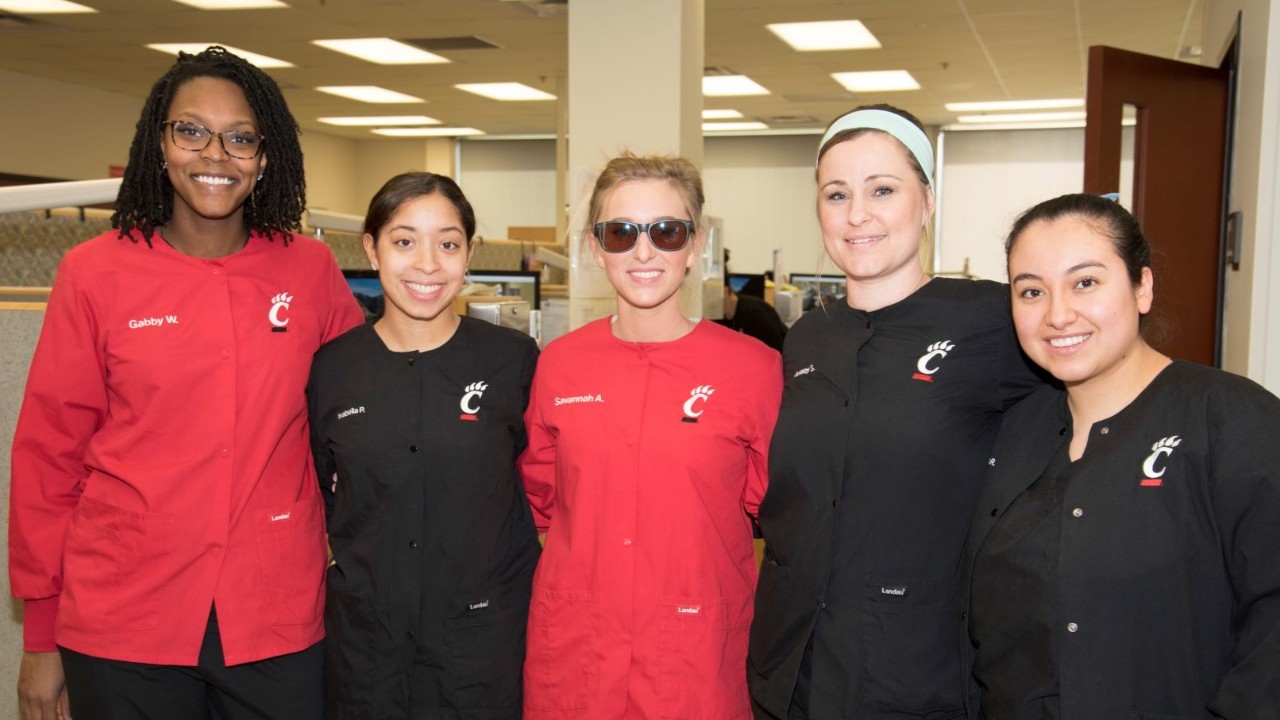 Classmates Help Uc Blue Ash Student See Color For First Time University Of Cincinnati University Of Cincinnati