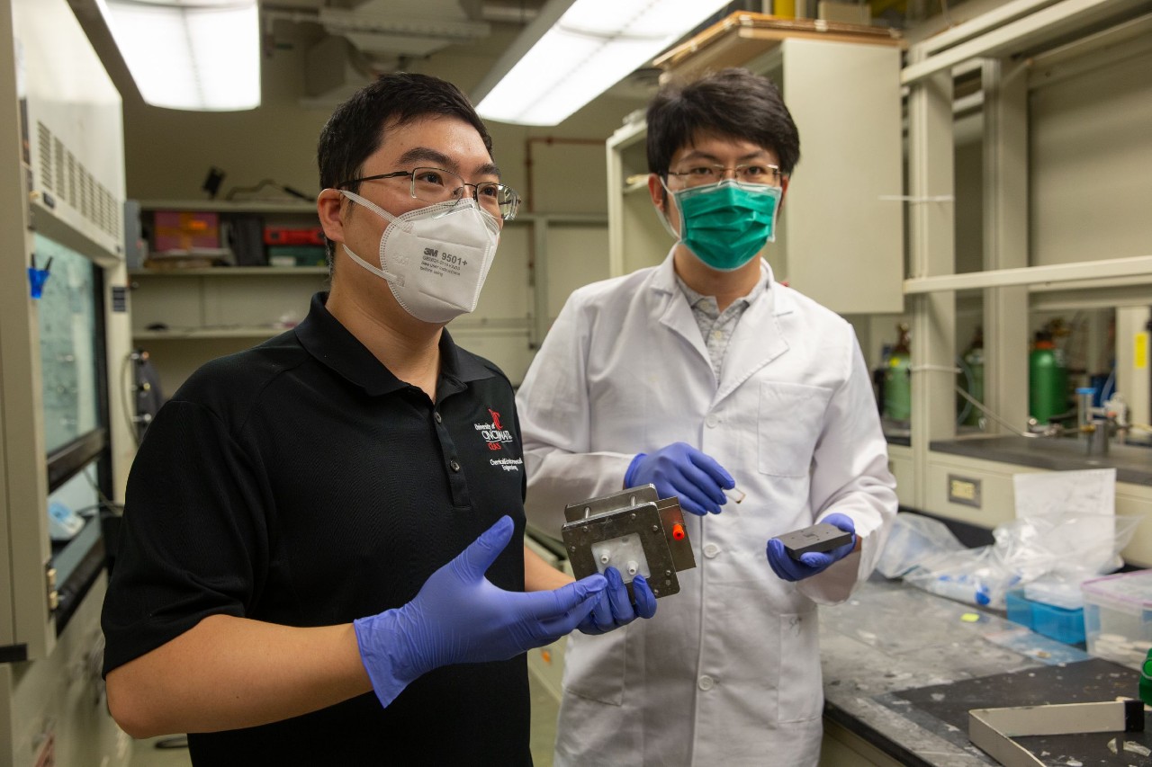 Jingjie Wu and Tianyu Zhang talk about their work in a chemical engineering lab.