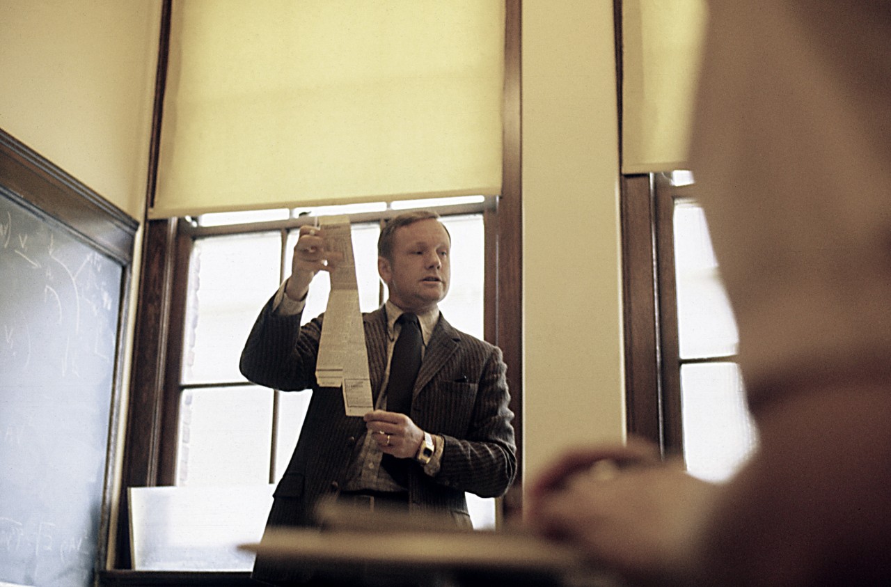 Former UC College of Engineering and Applied Science Professor Neil Armstrong teaches in his aerospace engineering classroom.