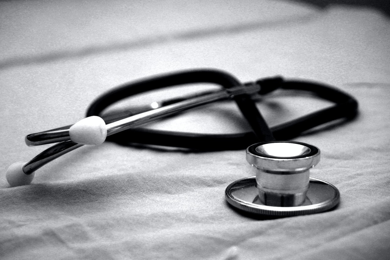 Black and white image of stethoscope 