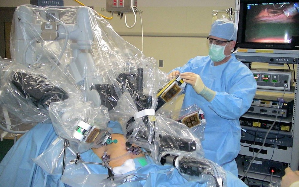 Michael Nussbaum, MD, sets up the da Vinci surgical robot for a procedure.