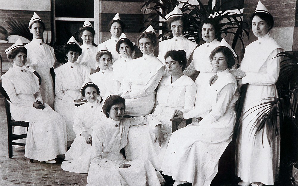 Students in the UC College of Nursing and Health in front of Logan Hall in 1915