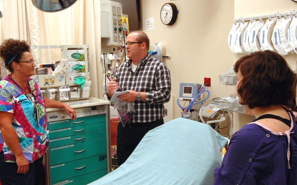 Gordon Gillespie, center, PhD, associate professor UC College of Nursing debriefing after conducting a violence simulation in a hospital emergency department. With him are Debra Buck RN, left, and actor Rebecca Howell on the right. 
